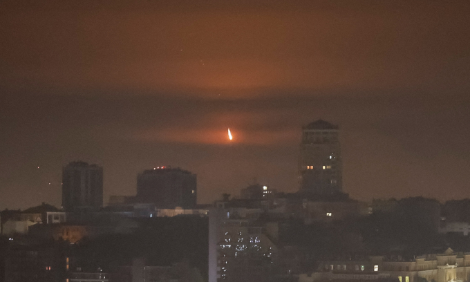 UAV phát nổ trên bầu trời thủ đô Kiev hôm 22/10. Ảnh: Reuters