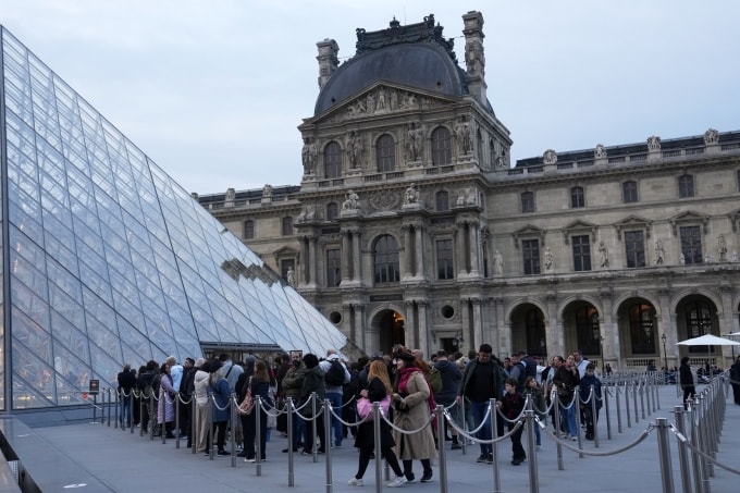 Du khách xếp hàng vào bảo tàng Louvre, Paris, sáng 22/10. Ảnh: AP