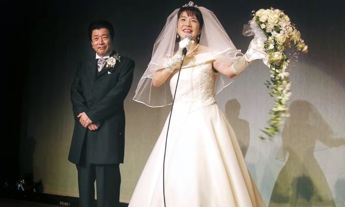 Bà Sanae Takaichi và chồng Taku Yamamoto trong đám cưới năm 2004. Ảnh: nikkansports