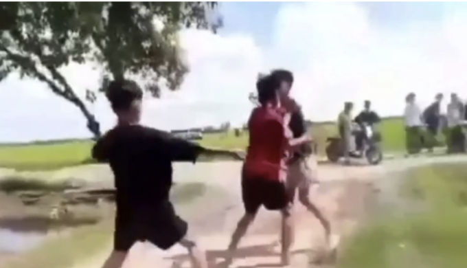 Hiện trường vụ đánh nhau do một học sinh trong nhóm quay lại đăng trên mạng xã hội. Ảnh: chụp từ video
