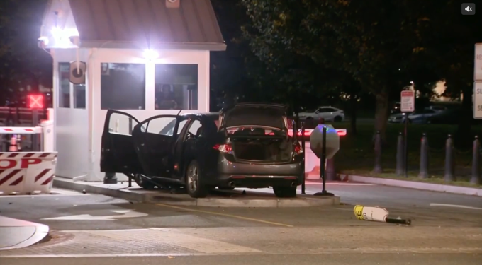 Ôtô lao vào cổng an ninh của Cơ quan Mật vụ Mỹ ở phía nam Nhà Trắng đêm 21/10. Ảnh: WGTN