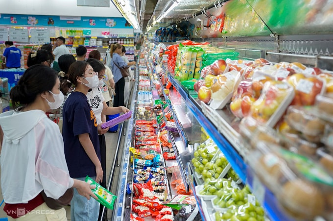 Người dân Đà Nẵng đi mua lương thực, thực phẩm tích trữ trong ba ngày tới, theo khuyến cáo của chính quyền địa phương. Ảnh: Nguyễn Đông