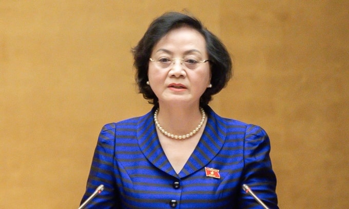 Bộ trưởng Nội vụ Phạm Thị Thanh Trà trình bày tờ trình dự thảo luật Viên chức sửa đổi tại Quốc hội. Ảnh: Hoàng Phong