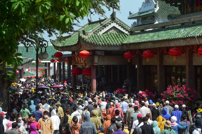 Người dân viếng Miếu Bà Chúa Xứ vào dịp lễ. Ảnh: Thanh Tùng