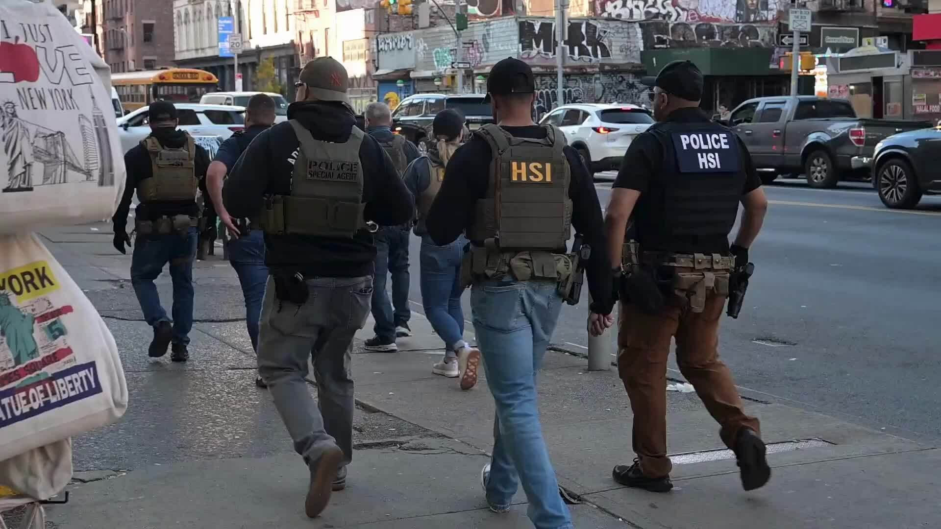 ICE ra quân dẹp hàng rong ở New York