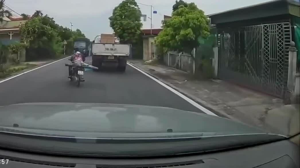 Lao đầu vào ôtô người đi xe máy bị hất văng ra đường