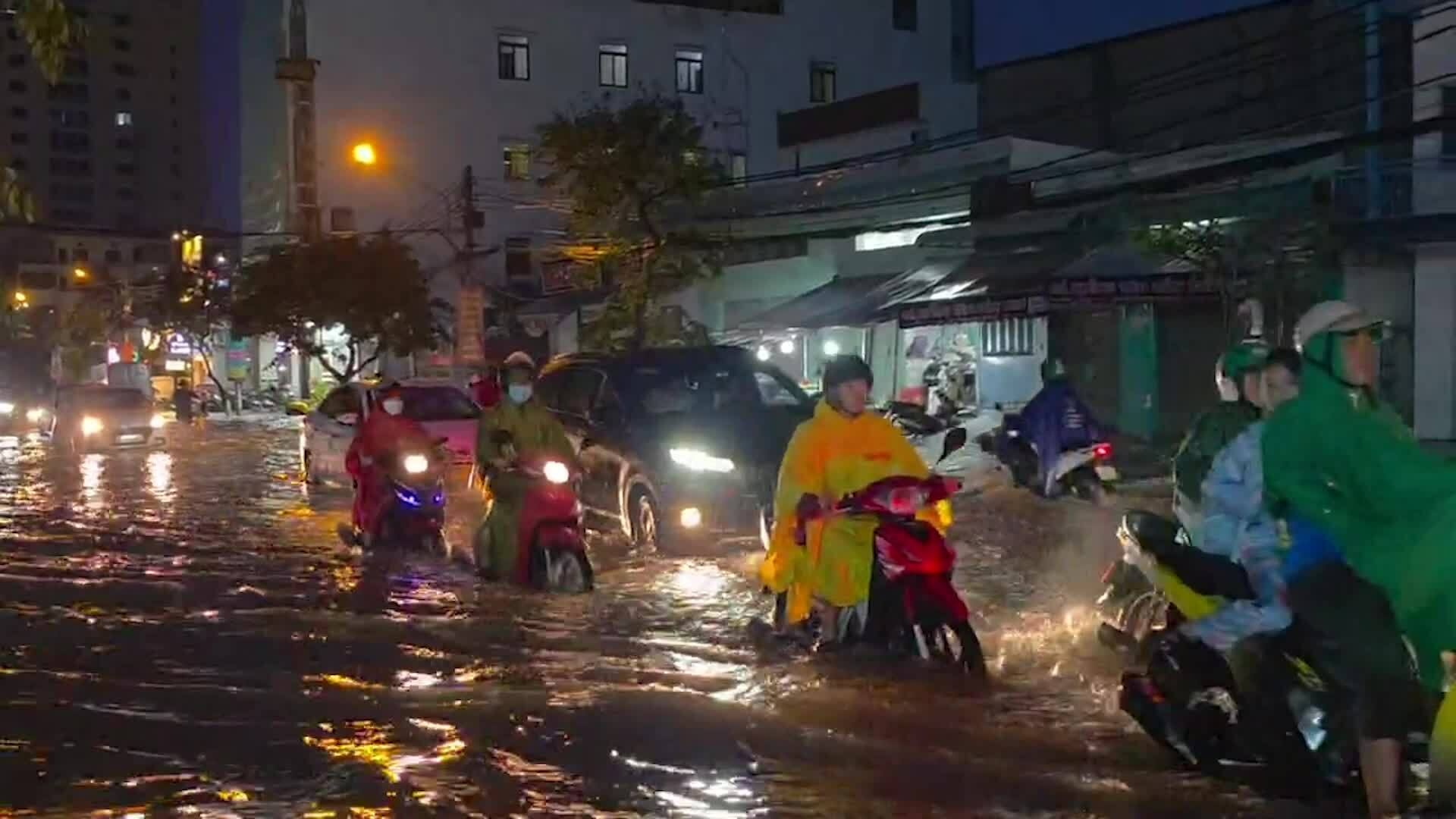Triều cường vượt mốc lịch sử, nhiều nơi ở Cần Thơ ngập sâu