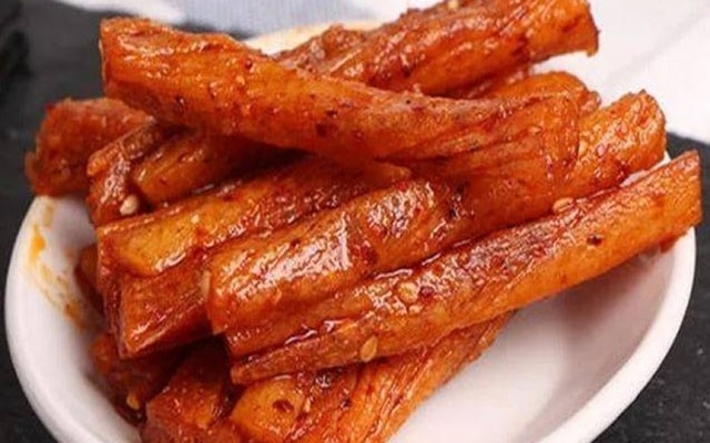 Bé trai 10 tuổi tử vong sau khi ăn quà vặt bạn cùng lớp cho - Ảnh 1.