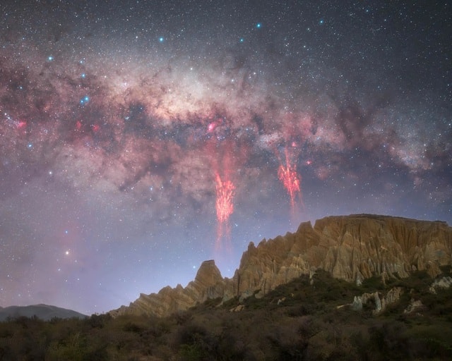 Sét đỏ hiếm gặp được ghi lại trên bầu trời New Zealand - Ảnh 1.