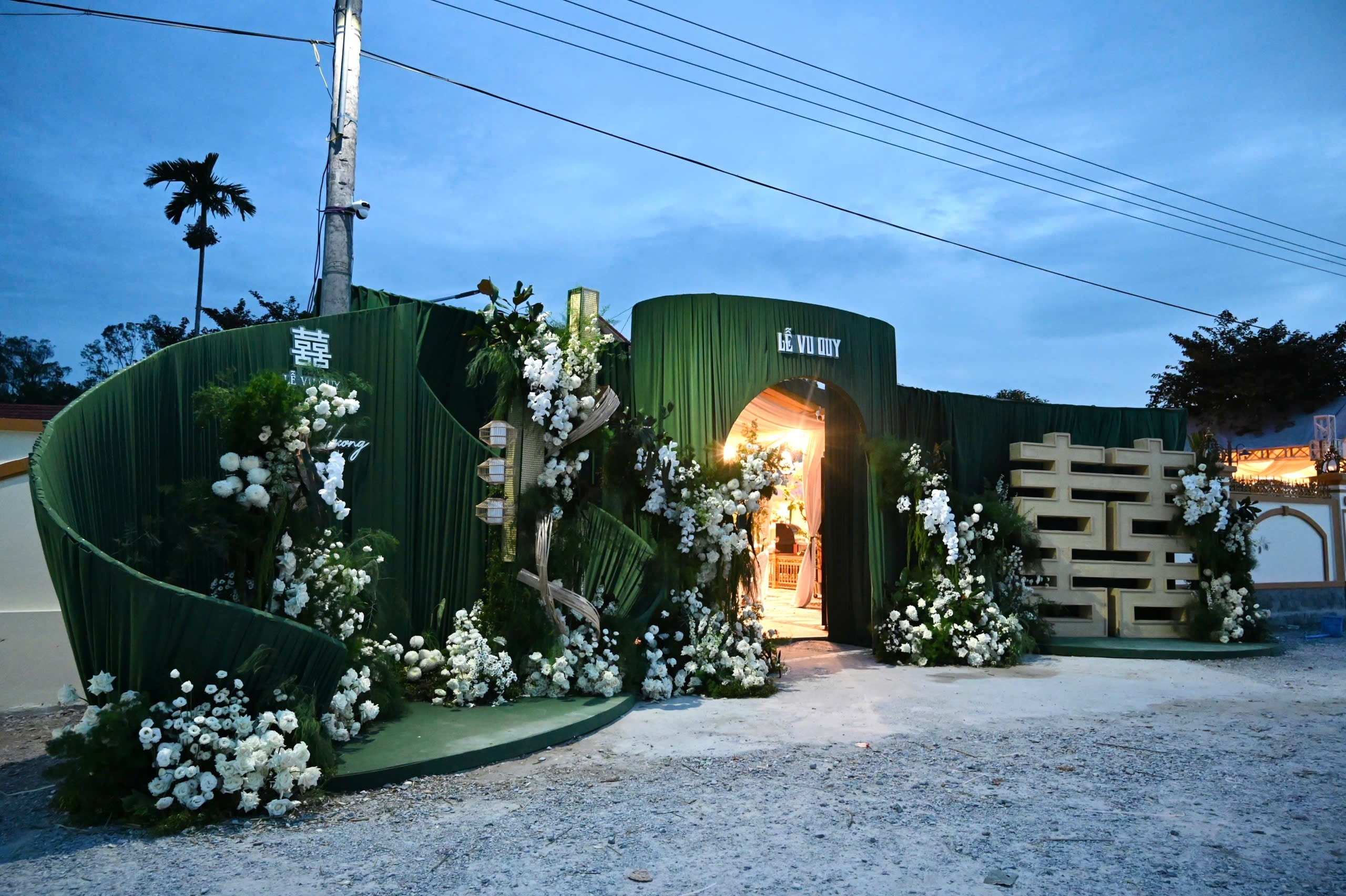 Hoa hau Do Thi Ha anh 1