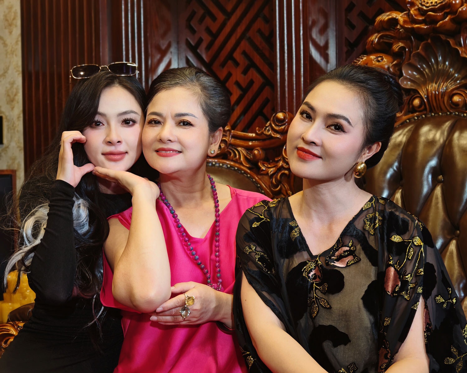 NSND Hoài Thu (ngoài cùng bên phải) vào vai mẹ của Hưng trong bộ phim