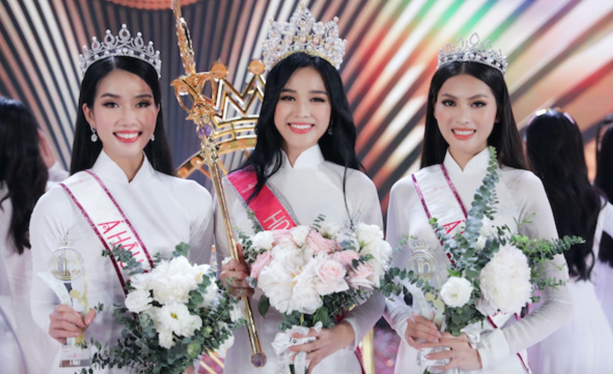 Top 3 Hoa hậu Việt Nam 2020 thời điểm đăng quang.
