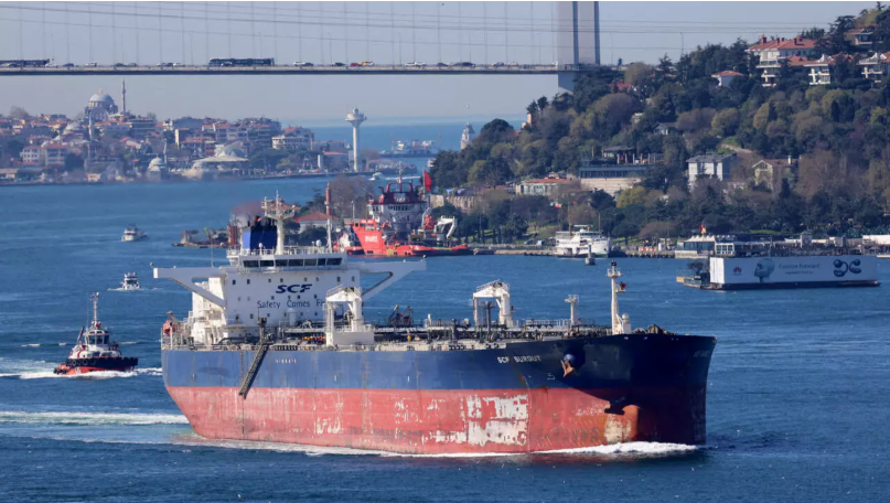 Tàu chở dầu thô SCF Surgut của Nga đi qua eo biển Bosphorus tại Istanbul, Thổ Nhĩ Kỳ, vào ngày 4/4/2024. Ảnh: Reuters