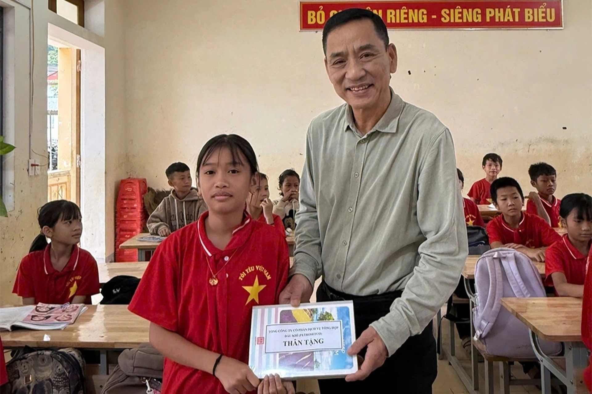 Bạn đọc ủng hộ gần 1 tỷ đồng, gửi yêu thương tới người dân vùng lũ miền Bắc - 9 Bạn đọc ủng hộ gần 1 tỷ đồng, gửi yêu thương tới người dân vùng lũ miền Bắc - 9