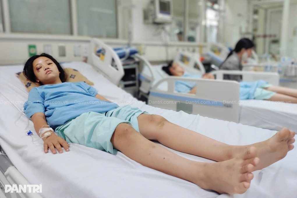 Con gái 12 tuổi nguy kịch sau tai nạn, mẹ đơn thân mắc suy thận cầu cứu - 1 Con gái 12 tuổi nguy kịch sau tai nạn, mẹ đơn thân mắc suy thận cầu cứu - 1