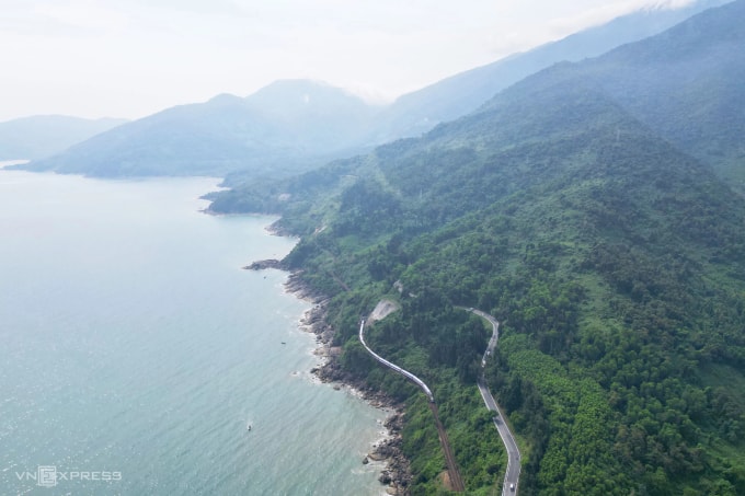 Đoàn tàu Huế - Đà Nẵng đi qua đèo Hải Vân. Ảnh: Võ Thạnh