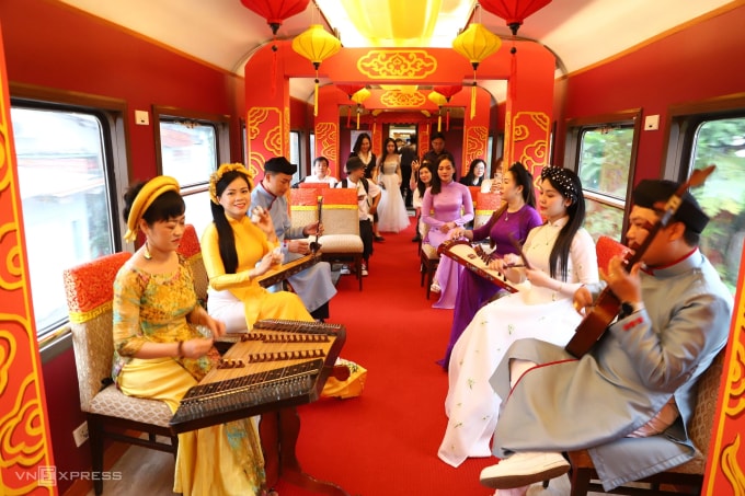 Biểu diễn ca Huế trên chuyến tàu di sản. Ảnh: Nguyễn Đông