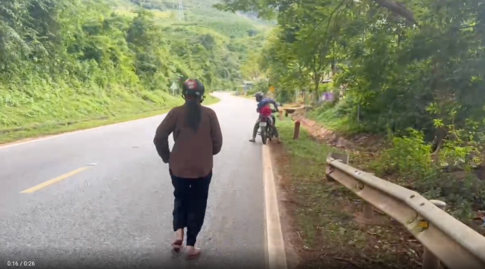 Người vợ được anh Toàn lái xe đuổi theo kịp chồng và con gái tại khu vực giáp ranh Yên Châu và Mộc Châu, Sơn La, sáng 22/10. Ảnh: Đức Toàn