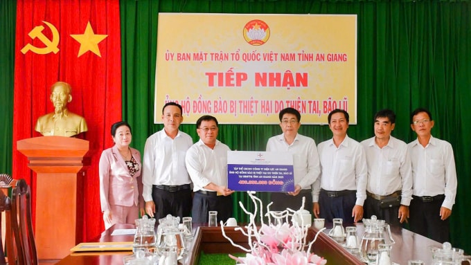 Lãnh đạo Công ty Điện lực An Giang trao kinh phí hỗ trợ đồng bào bị thiệt hại do thiên tai, bão lũ tại Ủy ban MTTQ Việt Nam tỉnh An Giang. Ảnh: EVNSPC