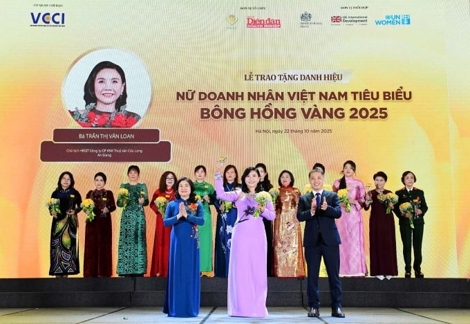 Bà Trần Thị Vân Loan (áo tím) được trao tặng Cup Bông hồng vàng 2025. Ảnh:  CL-Fish