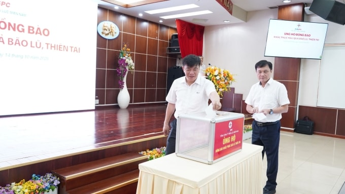 Chủ tịch HĐTV EVNSPC Lê Văn Trang và Tổng giám đốc Nguyễn Phước Đức ủng hộ đồng bào khắc phục hậu quả bão lũ, thiên tai. Ảnh: EVNSPC