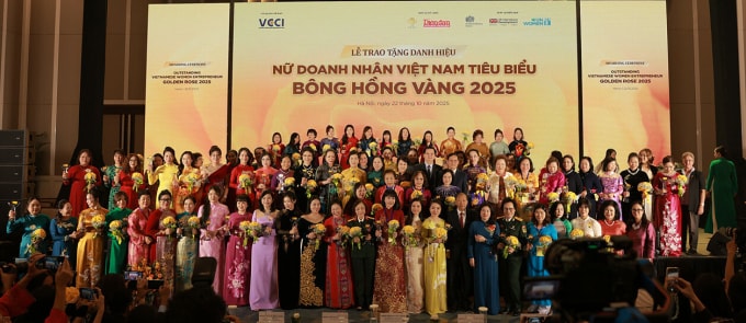 Các nữ doanh nhân được trao giải thưởng Bông Hồng Vàng 2025. Ảnh: CL-Fish