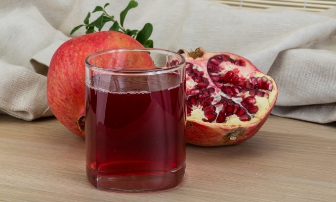 Nước ép lựu giàu vitamin và khoáng chất, bổ máu và tăng cường hệ miễn dịch, giúp người bệnh sốt xuất huyết nhanh phục hồi. Ảnh minh họa: Vecteezy