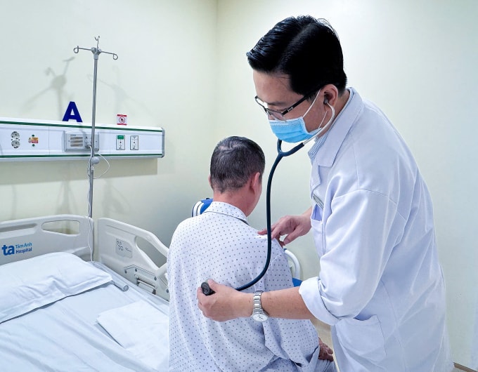 Bác sĩ Thanh Phong khám cho người bệnh. Ảnh: Bệnh viện Đa khoa Tâm Anh