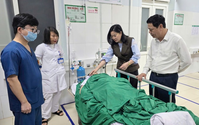 Bà Lê Thị Hoài Chung, Giám đốc Sở Y tế tỉnh Nghệ An (thứ hai từ phải sang), đang hỏi thăm sức khỏe của một bệnh nhân. Ảnh: Hùng Lê