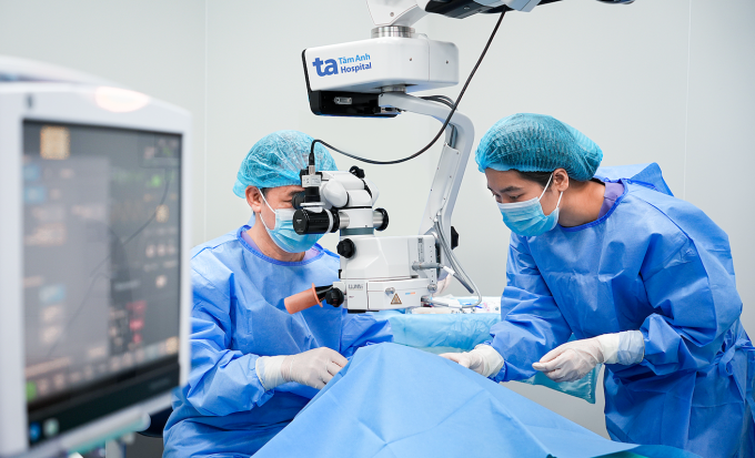 Bác sĩ thực hiện ca ghép giác mạc. Ảnh: Bệnh viện Đa khoa Tâm Anh
