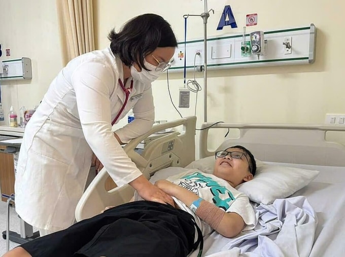 Bác sĩ khám ổ bụng, kiểm tra hệ tiêu hóa cho một bệnh nhi. Ảnh: Bệnh viện Đa khoa Tâm Anh
