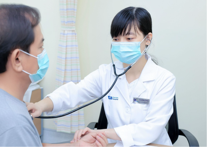 Bác sĩ Quỳnh Ngân khám cho ông Hà. Ảnh: Bệnh viện Đa khoa Tâm Anh