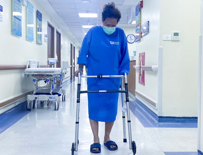 Bà Chiêm tự đi lại với khung tập đi ngay ngày đầu tiên sau mổ. Ảnh: Bệnh viện Đa khoa Tâm Anh