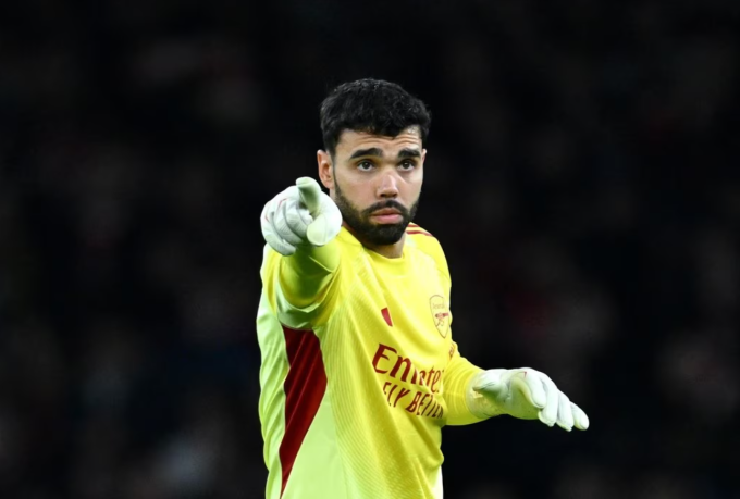 Thủ môn David Raya nhắc vị trí các đồng đội trong trận Arsenal thắng Atletico 4-0 ở lượt ba vòng bảng Champions League trên sân Emirates, London, Anh ngày 21/10/2025. Ảnh: Arsenal FC