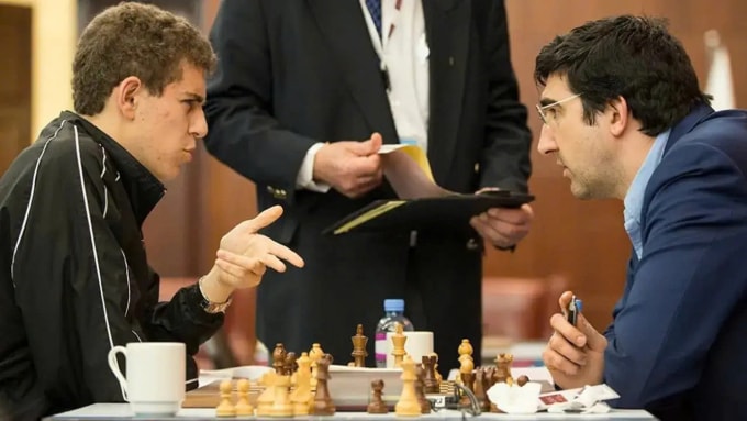 Kramnik (phải) trong một ván đấu với Narodítky. Ảnh: Times Now