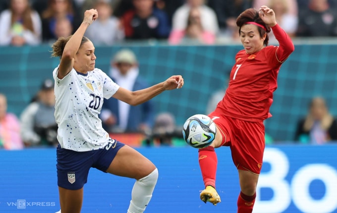 Tuyết Dung tranh bóng cùng các tuyển thủ Mỹ tại World Cup nữ 2023 tại New Zealand, nơi cô xem ước mơ đã thành sự thật. Ảnh: Đức Đồng