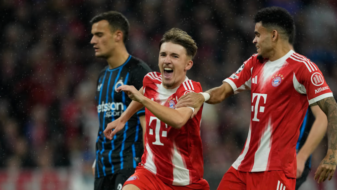 Lennart Karl (giữa) mừng bàn mở tỷ số trong trận Bayern thắng Club Brugge 3-0 ở lượt ba vòng bảng Champions League trên sân Allianz, Munich, Đức ngày 22/10/2025. Ảnh: FC Bayern