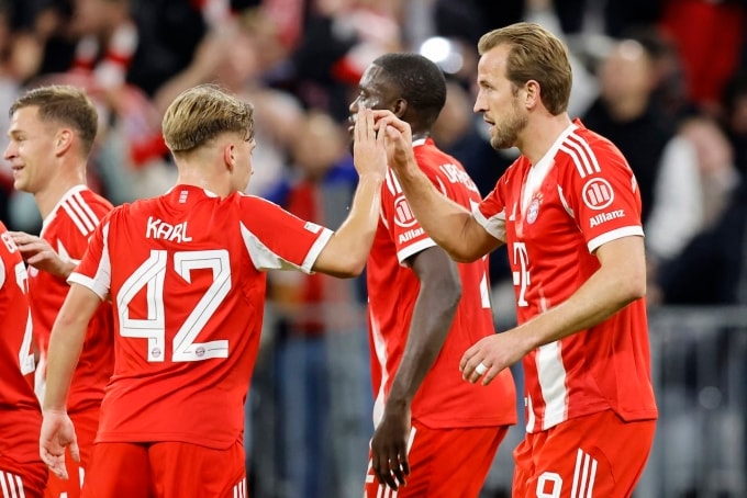 Kane (phải) mừng bàn trong trận Bayern 4-0 Club Brugge ở lượt ba vòng bảng Champions League tối 22/10. Ảnh: AFP