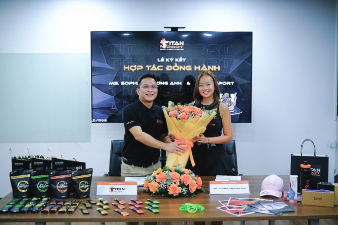 Sophia Phương Anh trong lễ ký kết đại sứ thương hiệu Titan Sport. Ảnh: Titan Sport
