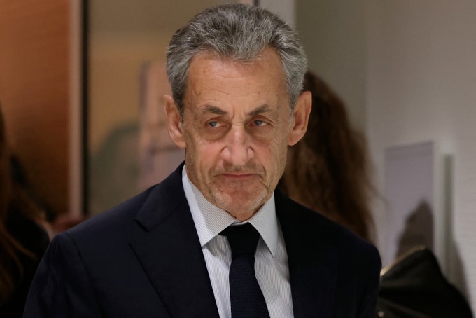 Cựu tổng thống Pháp Nicolas Sarkozy rời tòa án ở thủ đô Paris ngày 25/9. Ảnh: AFP