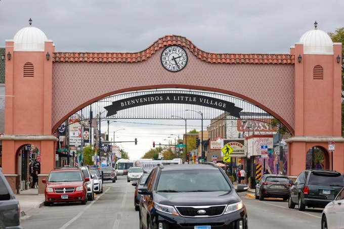 Biển chào bằng tiếng Tây Ban Nha tại khu Little Village ở Chicago ngày 11/10. Ảnh: AFP