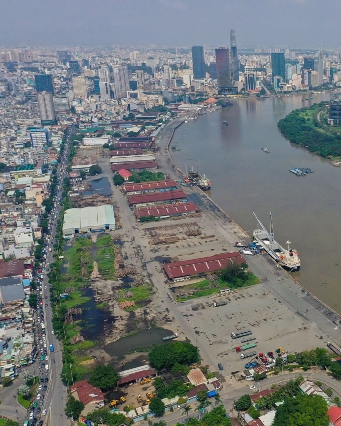 Đường Nguyễn Tất Thành chạy dọc cảng Sài Gòn. Ảnh: Quỳnh Trần