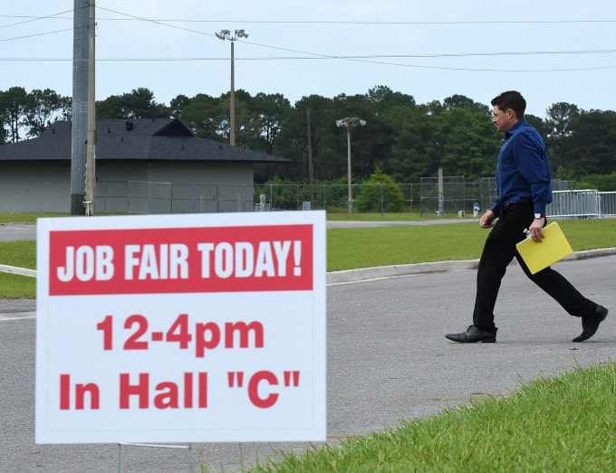 Người Mỹ tham gia hội chợ việc làm tại Florida. Ảnh: Reuters
