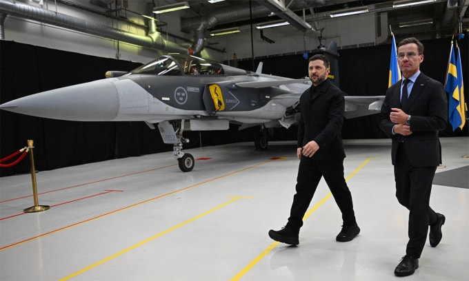 Tổng thống Ukraine Volodymyr và Thủ tướng Thụy Điển Ulf Kristersson đi ngang qua một tiêm kích Gripen tại Linkoping ngày 22/10. Ảnh: AFP