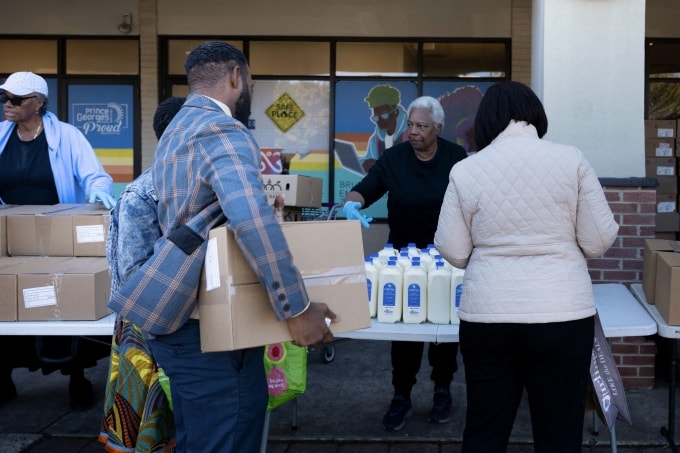 Một bàn phân phát thực phẩm của tổ chức No Limits Outreach Ministries ngày 21/10 ở thành phố Hyattsville, bang Maryland. Ảnh: AFP