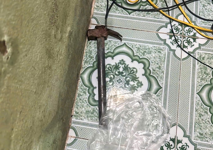 Chiếc búa đinh được nhà chức trách thu tại phòng trọ của gia đình Nam ở xã Cổ Đạm. Ảnh: Hùng Lê