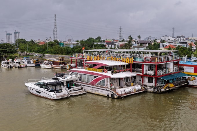Du thuyền tại Đà Nẵng vào neo đậu tránh trú bão tại phường Ngũ Hành Sơn. Ảnh: Nguyễn Đông
