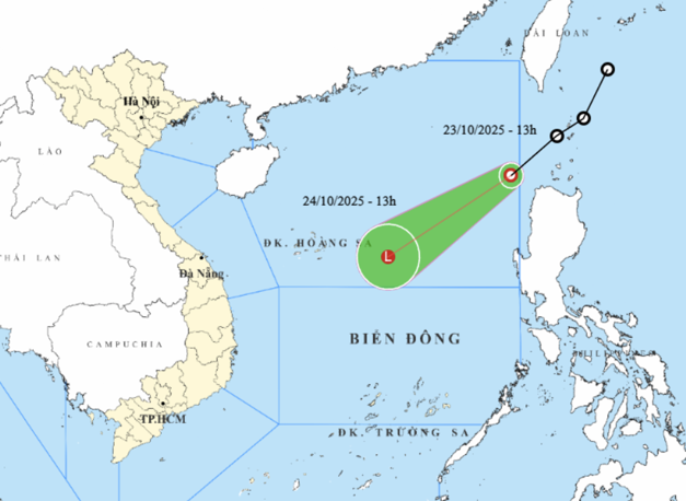 Áp thấp nhiệt đới trên Biển Đông. Ảnh: NCHMF