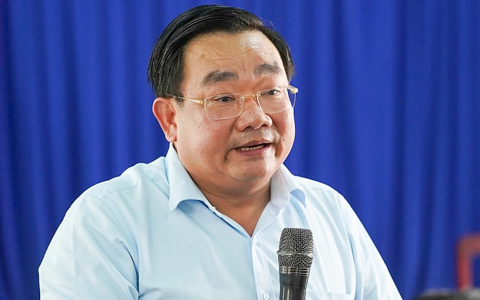 Ông Trịnh Minh Hoàng, Phó chủ tịch UBND tỉnh Khánh Hòa, trả lời người dân tại buổi đối thoại. Ảnh: Bùi Toàn