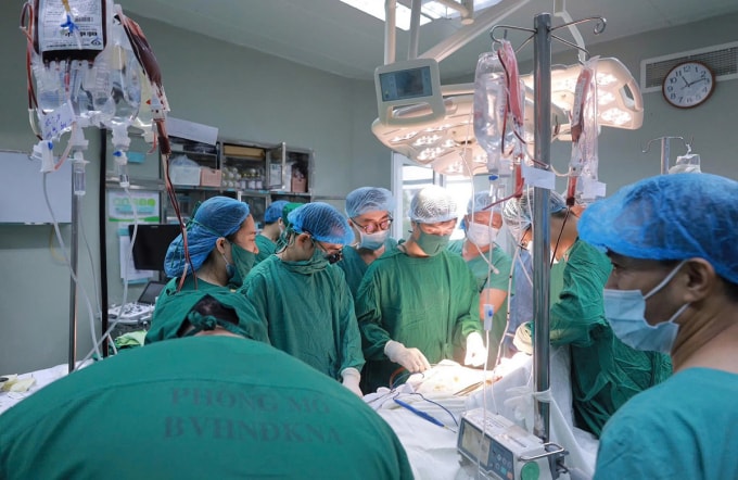 Bác sĩ Bệnh viện Hữu nghị Đa khoa Nghệ An phẫu thuật cho điều dưỡng Trang. Ảnh: Hùng Lê